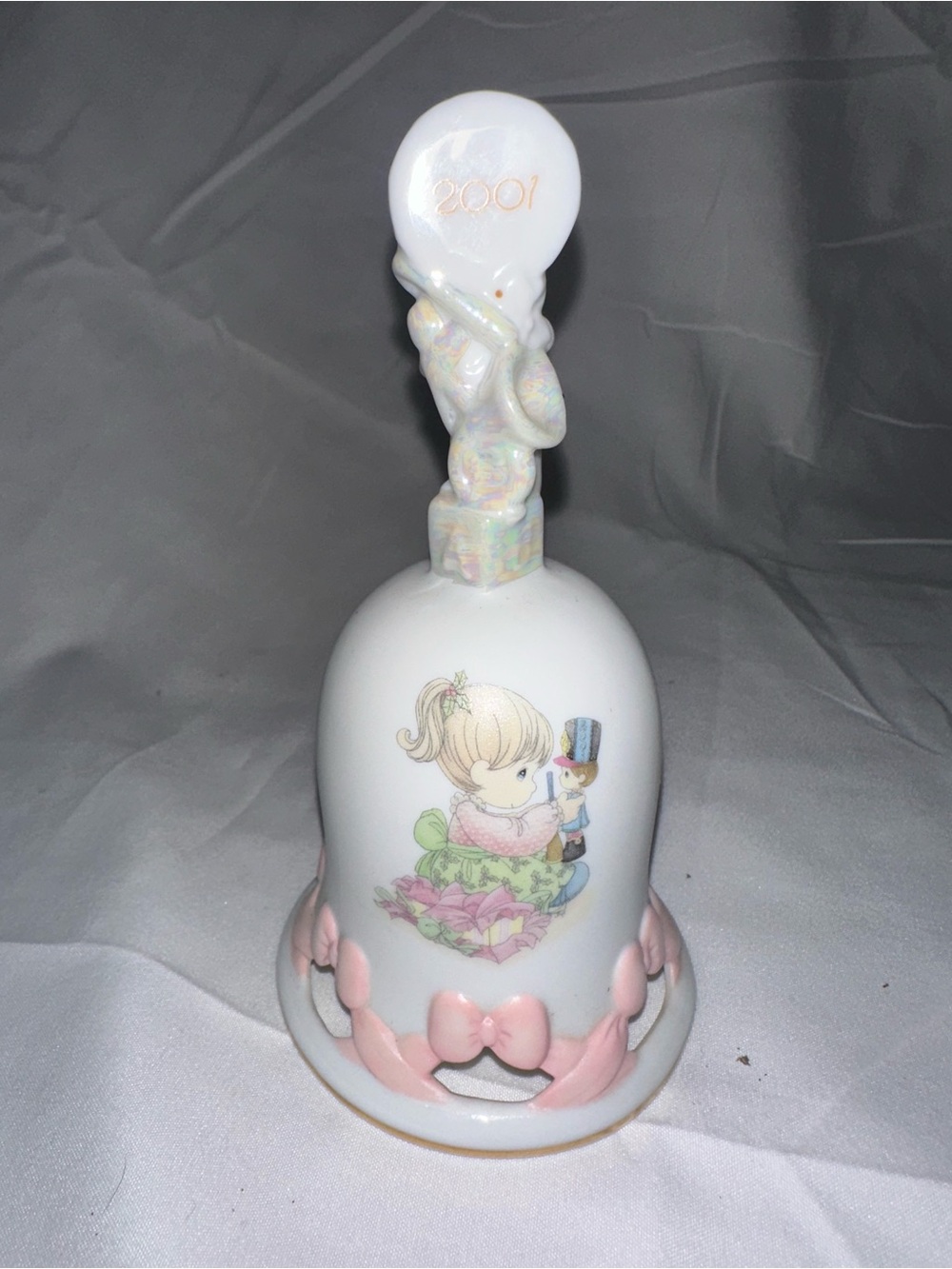 Precious moments 2001 Christmas begins with a bang bell Enesco